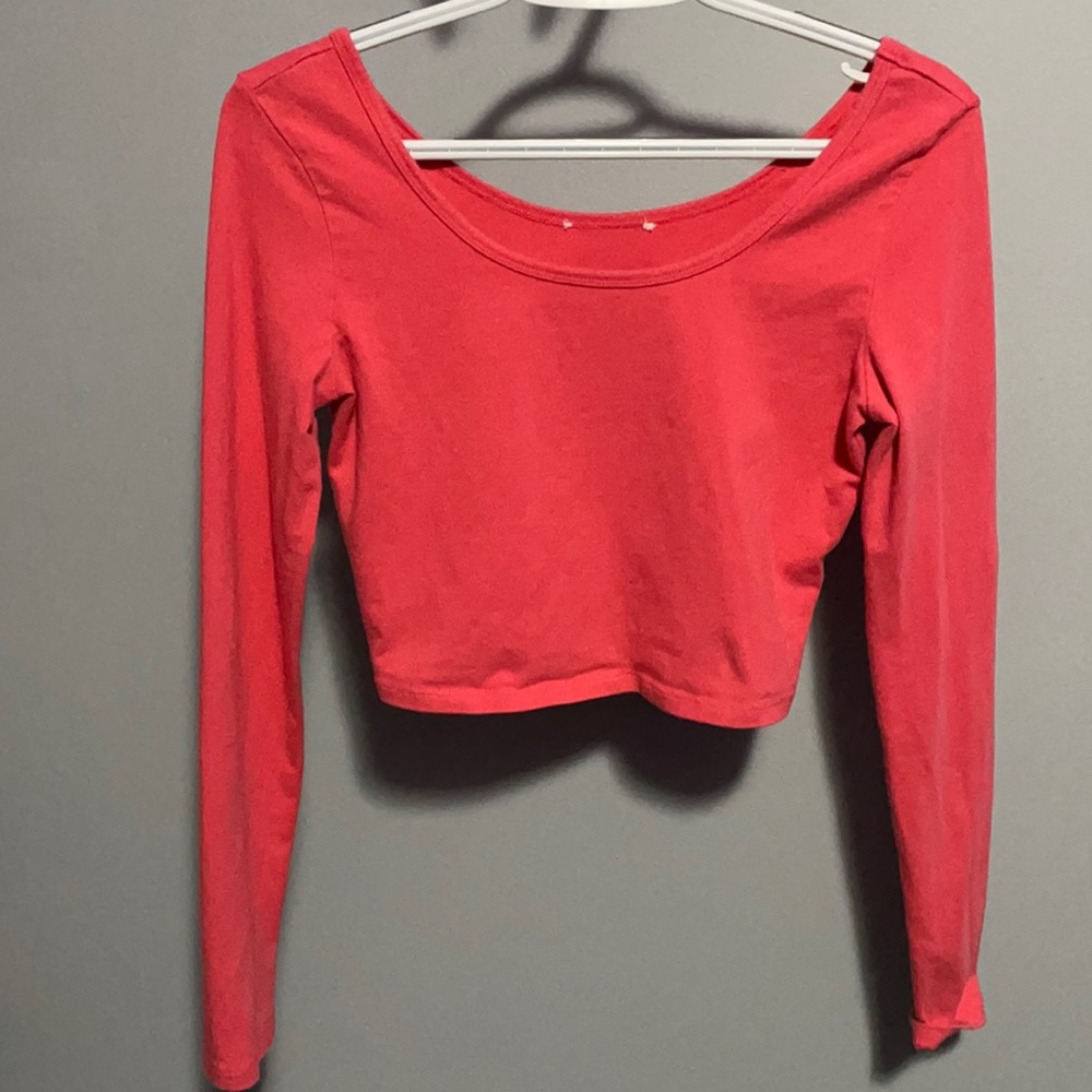 pink long sleeve cropped fitted shirt